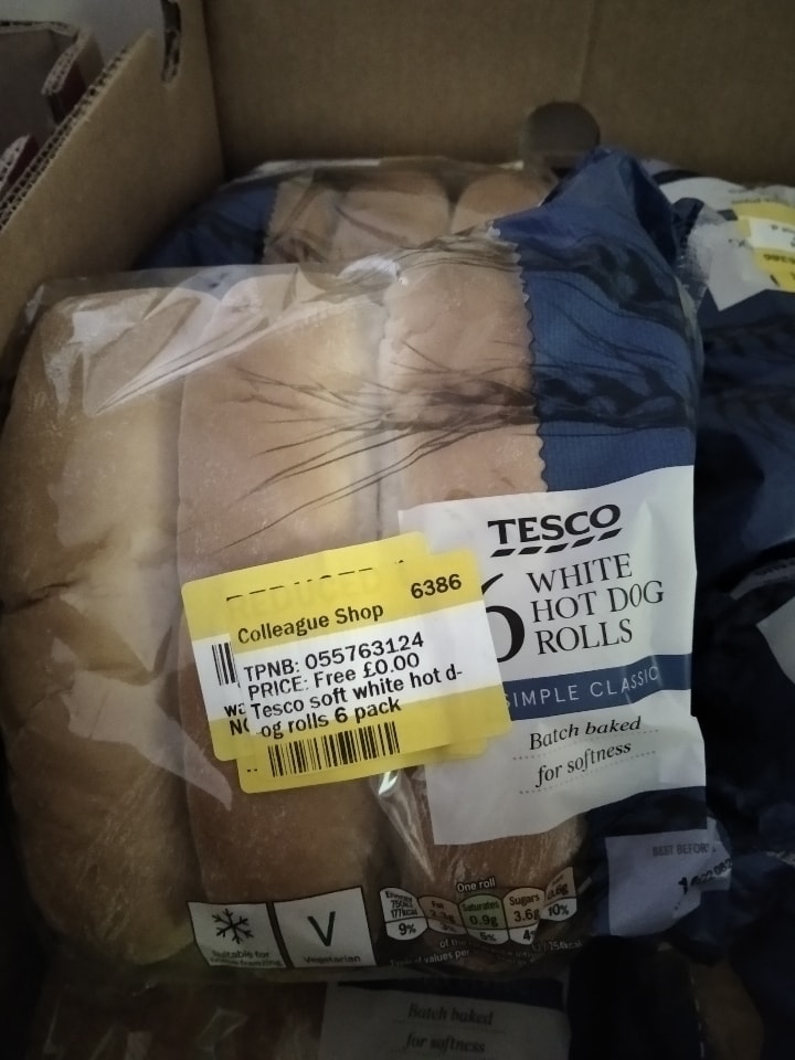Packet 6 Tesco white hot dog rolls OLIO
