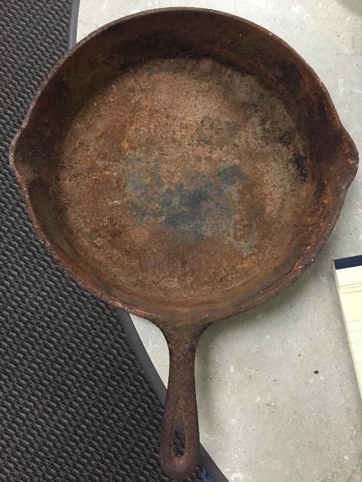 Rusty cast iron pan OLIO