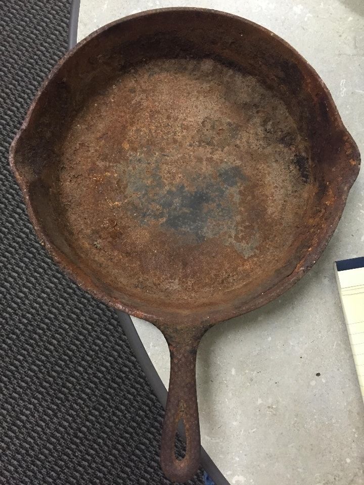 Rusty cast iron pan OLIO