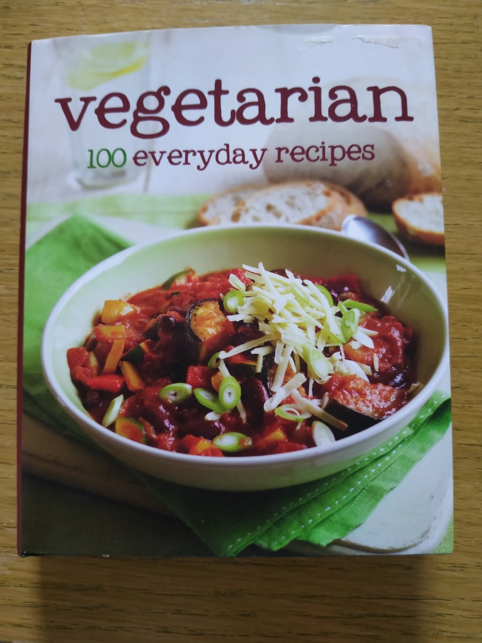 Book - Vegetarian: 100 everyday recipes - OLIO