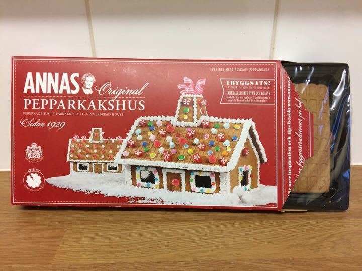 Gingerbread house kit OLIO