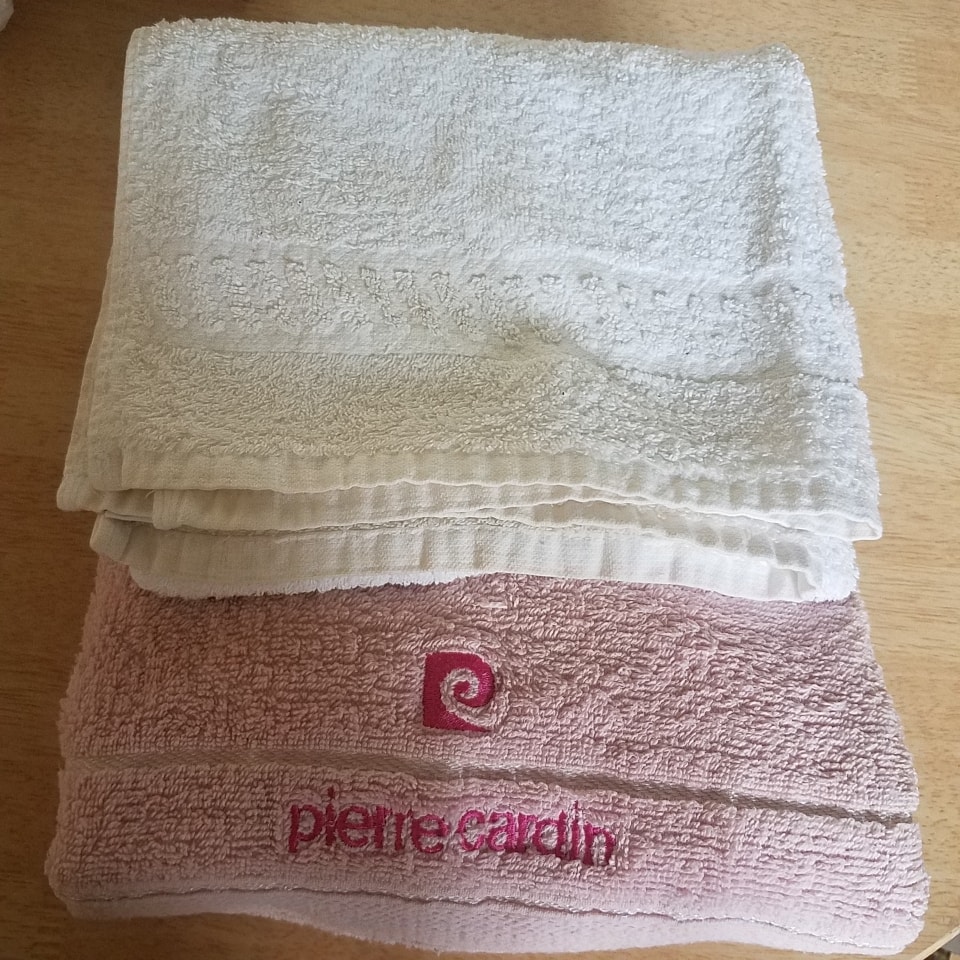 Bath towel (pink) and hand towel (white) OLIO