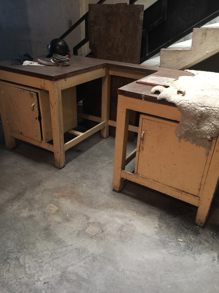 Mesa de trabajo con gabinetes de almacenamiento - OLIO