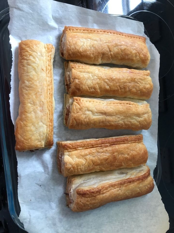 Uncooked frozen sausage rolls OLIO