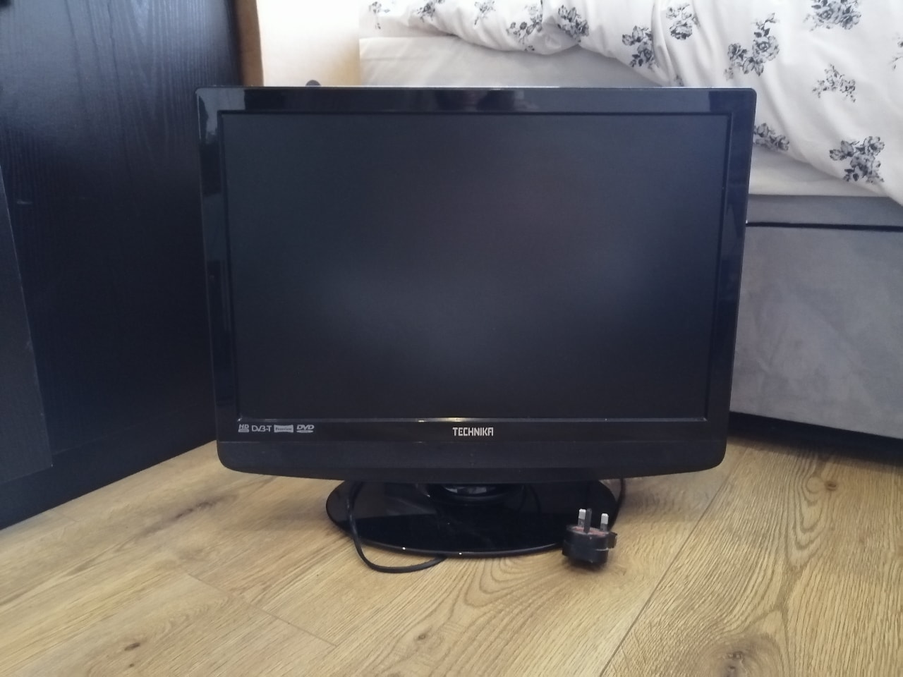 Technika TV w/DVD and Freeview (no remote) OLIO